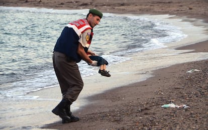 Un agente traslada el cad&aacute;ver del peque&ntilde;o Aylan en una playa turca el pasado 2 de septiembre.
 
 