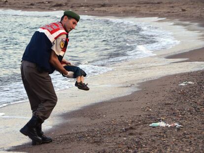 Un agente traslada el cad&aacute;ver del peque&ntilde;o Aylan en una playa turca el pasado 2 de septiembre.
 
 