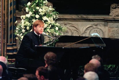 Elton John, durante el funeral de la princesa Diana. El cantante y gran amigo de Lady Di interpret el tema 'Candle in the Wind' en el funeral de la llamada princesa del pueblo celebrado en la abada de Westminster en septiembre de 1997.