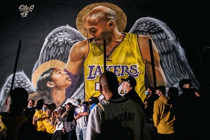 Un mural de Kobe Bryant y su hija Gianna, en Los Ángeles este domingo.