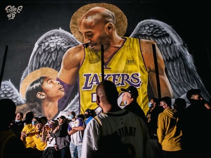 Un mural de Kobe Bryant y su hija Gianna, en Los Ángeles este domingo.