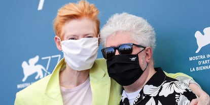 Pedro Almodóvar y su mascarilla firmada por 'Top Manta'.