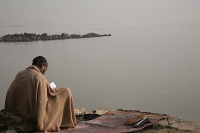 Un creyente ortodoxo leyendo y meditando frente al lago sagrado de Tana.