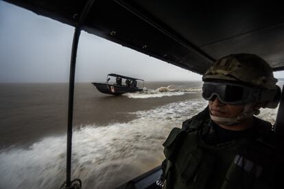 Un guardacostas peruano en un operativo contra el tráfico ilegal en el río Amazonas.