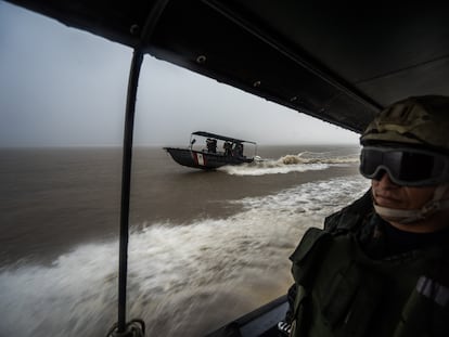 Un guardacostas peruano en un operativo contra el tráfico ilegal en el río Amazonas.
