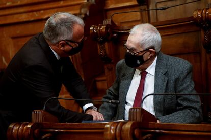 El regidor del PP, Josep Bou, habla con el de ERC, Ernest Maragall, durante el ltimo pleno del a?o del Ayuntamiento de Barcelona.