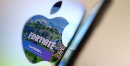 Pantalla de inicio del videojuego 'Fortnite', reflejada en un logo de Apple.