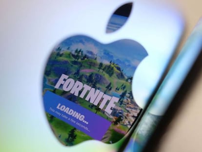 Pantalla de inicio del videojuego 'Fortnite', reflejada en un logo de Apple.