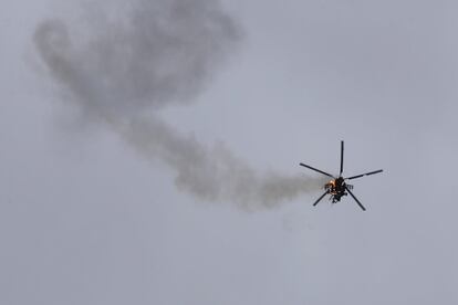 Un helicóptero militar en llamas perteneciente a las fuerzas del Gobierno sirio se estrella después de recibir un disparo en la provincia de Idlib (Siria), controlada por los rebeldes.