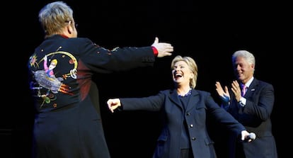 Elton John saluda a Hillary Clinton y al expresidente Bill Clinton. 