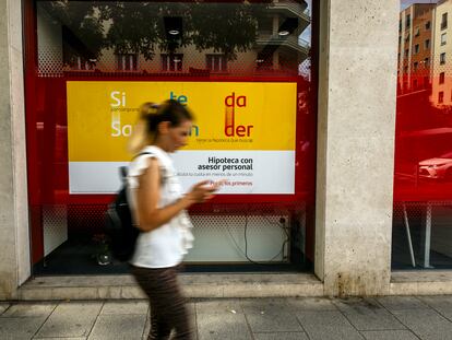 Sucursal del Banco Santander con publicidad de hipotecas, en la calle O´donnell, en Madrid.