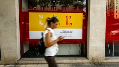 Sucursal bancaria con publicidad de hipotecas en Madrid.