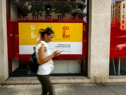 Sucursal bancaria con publicidad de hipotecas en Madrid.