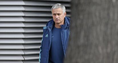 Mourinho, antes de un entrenamiento en Londres.