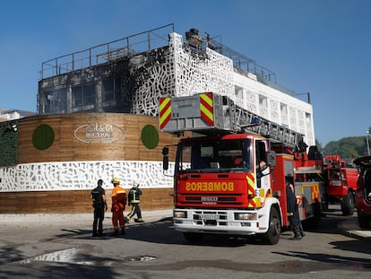 Varios bomberos trabajan en la extinción del incendio de hotel Sisu en Marbella.