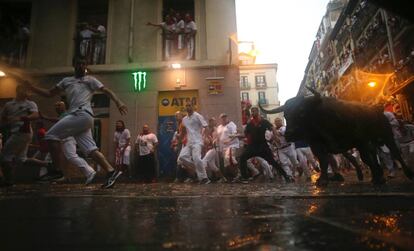 Toros de la ganadería de José Escolar Gil durante su recorrido por las calles de Pamplona.