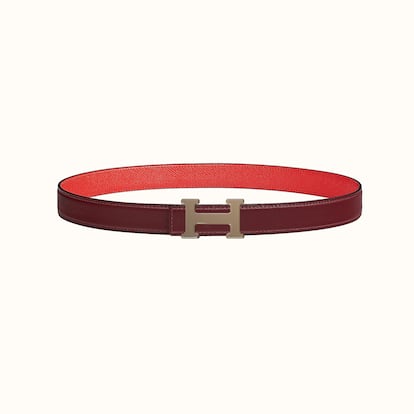 Este cinturón de Hermès con la hebilla de “H”, no solo es uno de los productos más icónicos de la firma, sino que además es un dos en uno ya que es reversible por lo que podrás elegir si llevar el color exterior o el interior.

675€