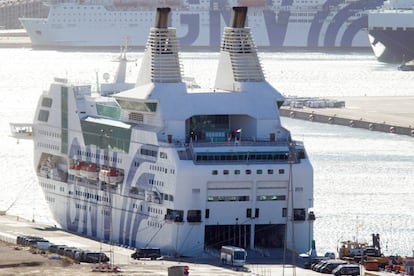 Los barco-hoteles &#039;Rhapsody&#039; (centro) y &#039;GNV Azzurra&#039; (al fondo), en el puerto de Barcelona. 