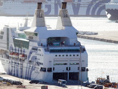 Los barco-hoteles &#039;Rhapsody&#039; (centro) y &#039;GNV Azzurra&#039; (al fondo), en el puerto de Barcelona. 