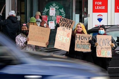 Empleados de Starbucks piden el apoyo de los automovilistas, durante una manifestación afuera de una sucursal de la cadena en Pittsburgh. 