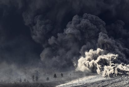 El Sinabung, situado en el norte de la isla, lanza desde anoche piedras y columnas de ceniza de hasta 5 kilómetros de altitud, según el Consejo Nacional para la Gestión de Desastres.