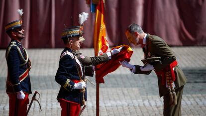 Felipe VI jura bandera por el 40 aniversario de su promoción del Ejército de Tierra.