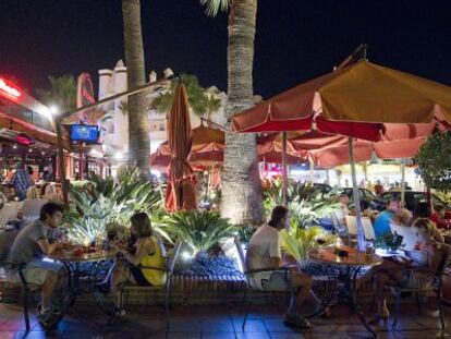 Ambiente nocturno en el Puerto Deportivo de Benalm&aacute;dena.