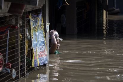 Una mujer camina por una calle inundada después del Súper Tifón Mangkhut en Calumpit, Bulacan (Filipinas).