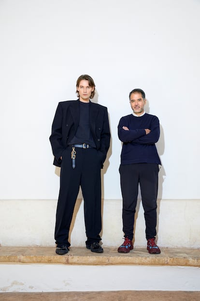 Achilles Ion Gabrie  (izquierda), director creativo de Camper, y Miguel Fluxà, CEO de la marca, posan en Son Forteza, Mallorca.