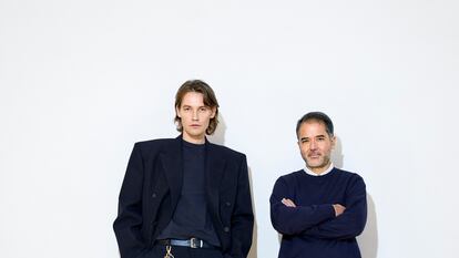 Achilles Ion Gabrie  (izquierda), director creativo de Camper, y Miguel Fluxà, CEO de la marca, posan en Son Forteza, Mallorca.