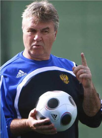 Guus Hiddink durante un entrenamiento con Rusia.