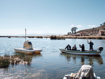 Técnicos se acercan para inspeccionar una boya hidrológica que monitorea las condiciones del lago Titicaca, en Bolivia.