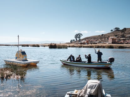 Técnicos se acercan para inspeccionar una boya hidrológica que monitorea las condiciones del lago Titicaca, en Bolivia.