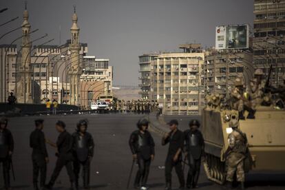 Soldados egipcios se han desplegado cerca de la Universidad de El Cairo, donde miles de partidarios de los Hermanos Musulmanes se han reunido para apoyar a Mohamed Morsi en El Cairo, 04 de julio 2013.