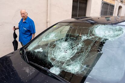 La luna destrozada de un coche por la tormenta de granizo en La Bisbal. 
