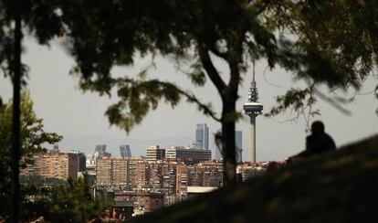 Un hombre contempla ayer la vista desde del cerro del T&iacute;o P&iacute;o, en Vallecas.