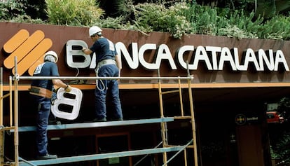 Operaris retiren el rètol de Banca Catalana, l'any 2000.