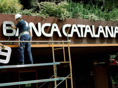 Operaris retiren el rètol de Banca Catalana, l'any 2000.