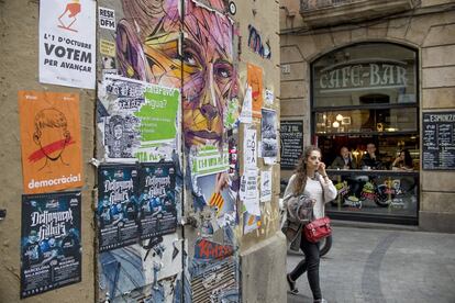 Los carteles y mensajes de apoyo al referéndum de la campaña del sí han llenado las calles de Cataluña, como en esta fachada de las inmediaciones del centro de Barcelona.