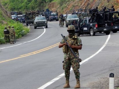 Federal agents and mexican army soldiers in Arteaga (Michoac&aacute;n).