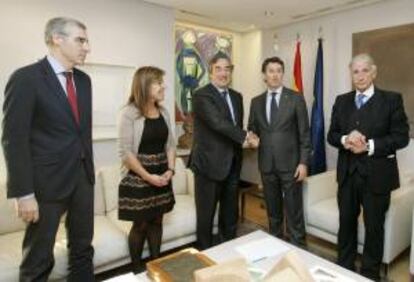 El presidente de la Confederación Española de Organizaciones Empresariales (CEOE), Joan Rosell (c), saluda al presidente de la Xunta, Alberto Núñez Feijóo, en presencia del presidente de la CEG, José Manuel Fernández Alvariño (d) y de los conselleiros de Trabajo, Beatriz Mato y de Industria, Francisco Conde, durante el encuentro que han mantenido esta mañana en San Caetano.