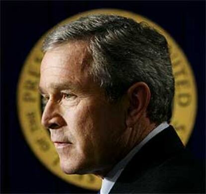 Bush escucha la pregunta de un periodista tras su intervención de ayer.
