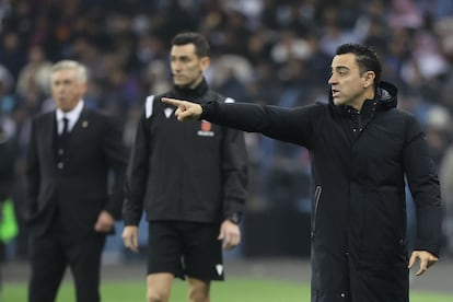 El entrenador del Barcelona, ​​Xavi, da instrucciones a sus jugadores durante la final.