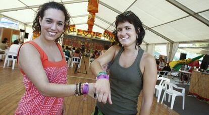 Rosa y Tica, dos asistentes que se beneficiaron de la entrada gratuita por estar en paro