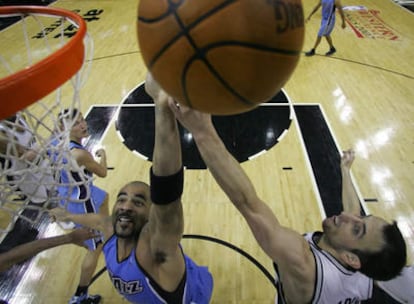 Ginobili y Boozer disputan un balón