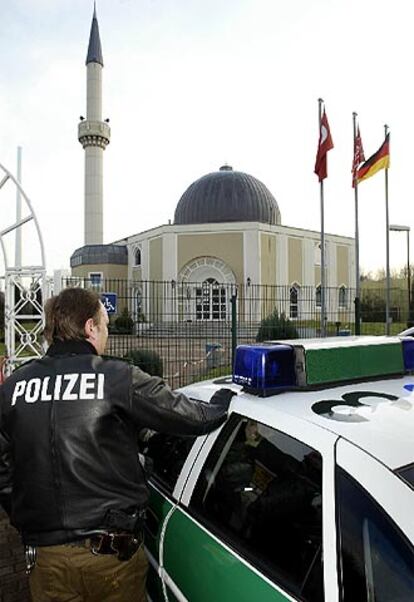 Un policía vigila la mezquita de Gelsenkirchen, al oeste de Alemania.