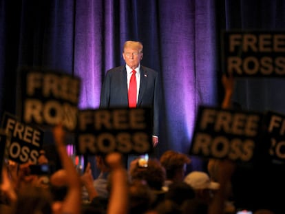 Donald Trump en la convención del Partido Libertario, donde los asistentes reclamaban la libertad de Ross Ulbricht. En mayo de 2024 en Washington.