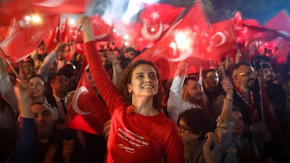 Los simpatizantes del Partido Republicano del Pueblo atienden al líder de la formación polícitca turca, Ekrem Imamoglu, tras su reelección como presidente de la Municipalidad Metropolitana de Estambul, este lunes.