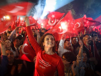 Seguidores de Ekrem İmamoğlu celebraban su reelección como alcalde de Estambul, el pasado 1 de abril.