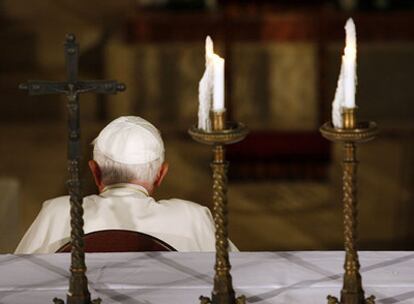 El papa Benedicto XVI reza en la iglesia de la Anunciación en Nazaret.